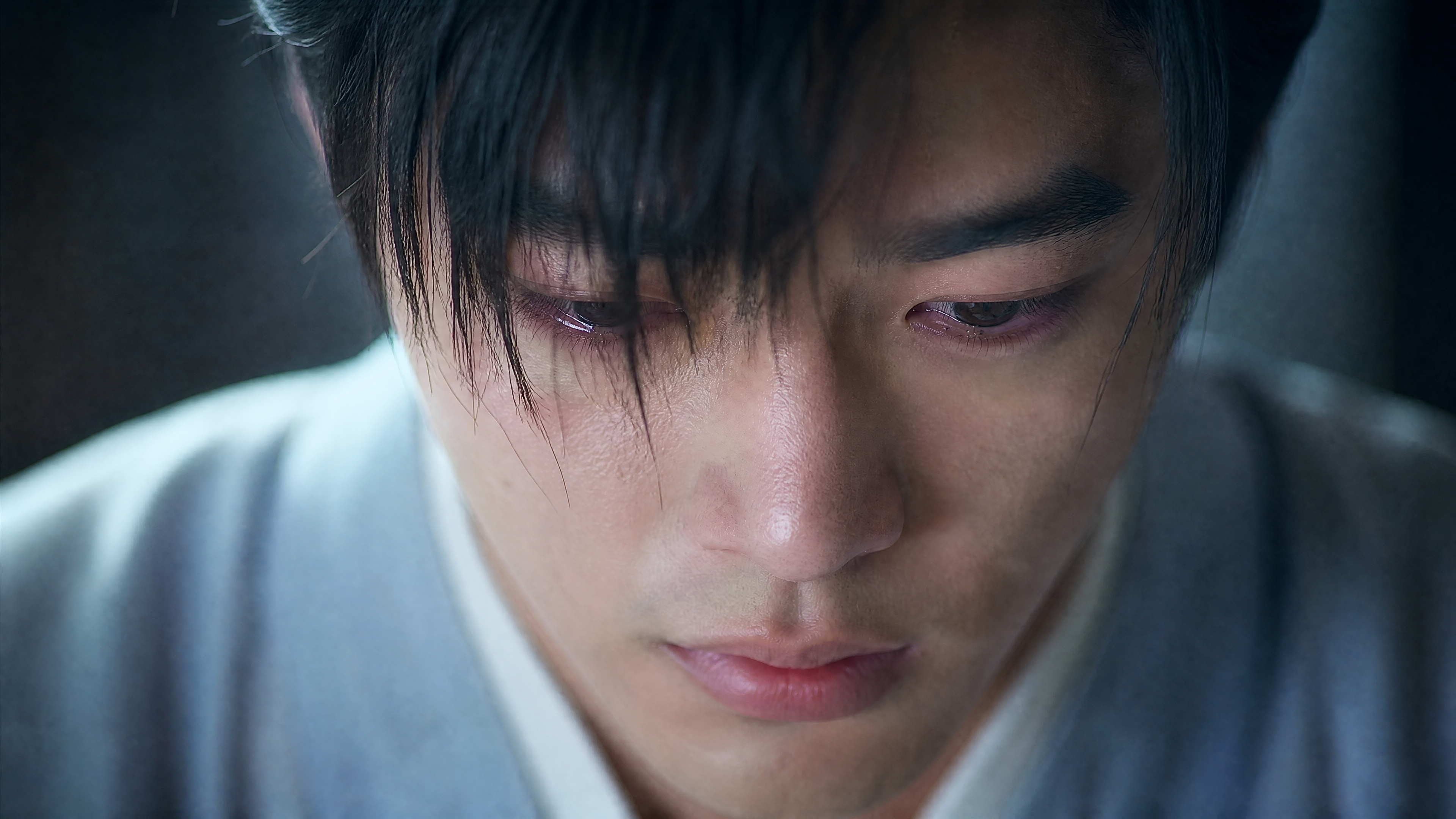 将参考图角色改为低着头

【主体及环境】
A young Asian man with messy, slightly …