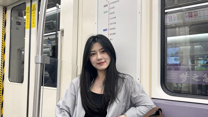 生成一张普通女生在南京地铁上的照片